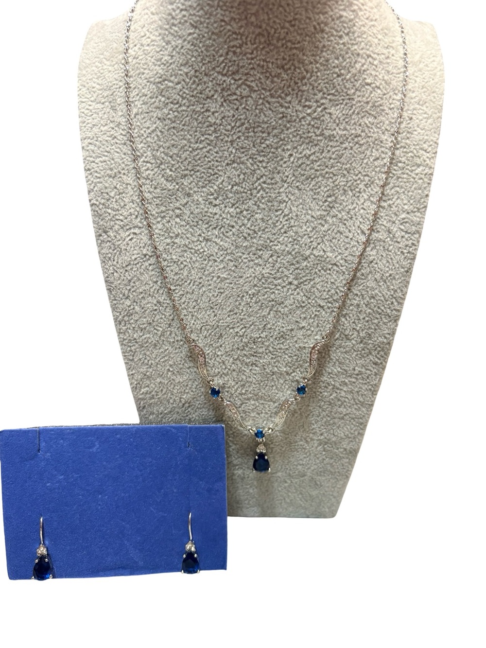 Vintage 2006 Avon December Birthstone Gift Set Blue Crystal Necklace Earrings